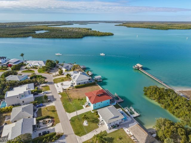 105 Pago Pago DR W, Naples, FL 34113