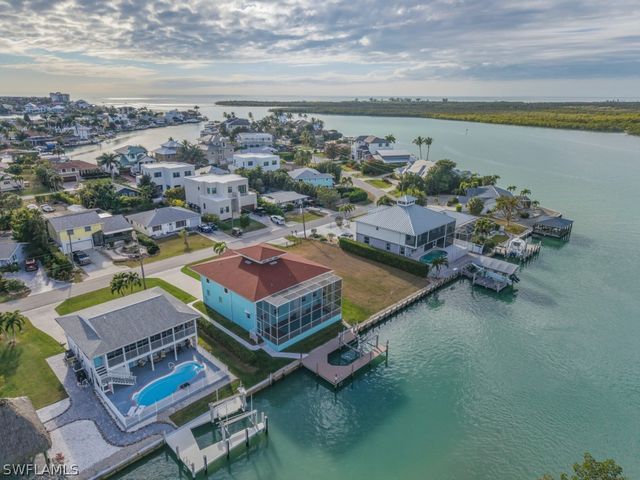 105 Pago Pago DR W, Naples, FL 34113