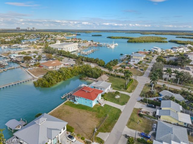 105 Pago Pago DR W, Naples, FL 34113