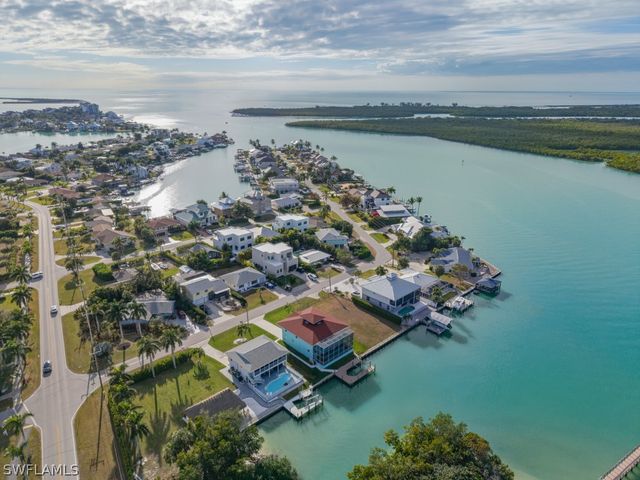 105 Pago Pago DR W, Naples, FL 34113