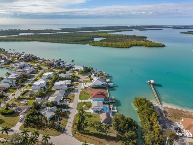 105 Pago Pago DR W, Naples, FL 34113