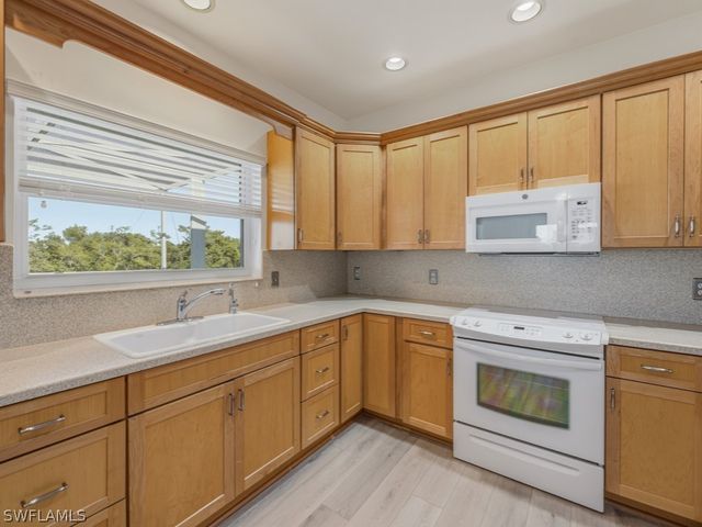 105 Pago Pago DR W, Naples, FL 34113