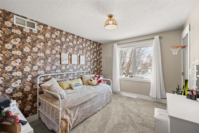 14000 Buena Vista Drive, Urbandale, IA 50323