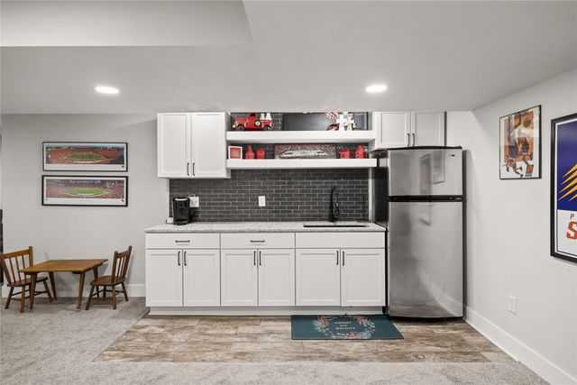 14000 Buena Vista Drive, Urbandale, IA 50323