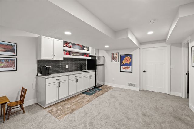 14000 Buena Vista Drive, Urbandale, IA 50323