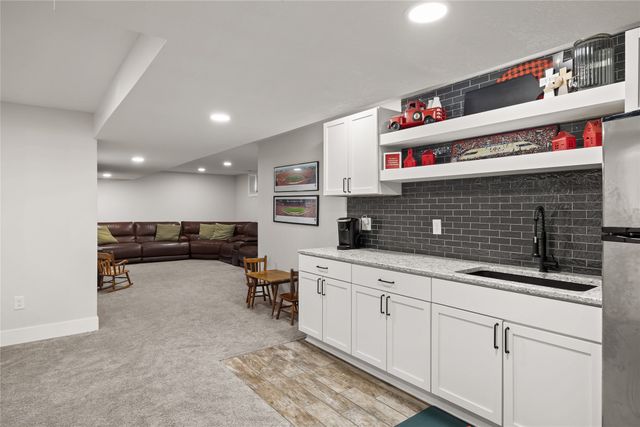 14000 Buena Vista Drive, Urbandale, IA 50323