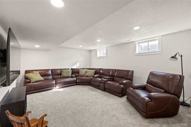 14000 Buena Vista Drive, Urbandale, IA 50323