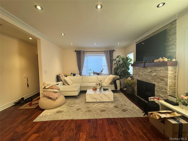 4020 249th Street, Little Neck, NY 11363