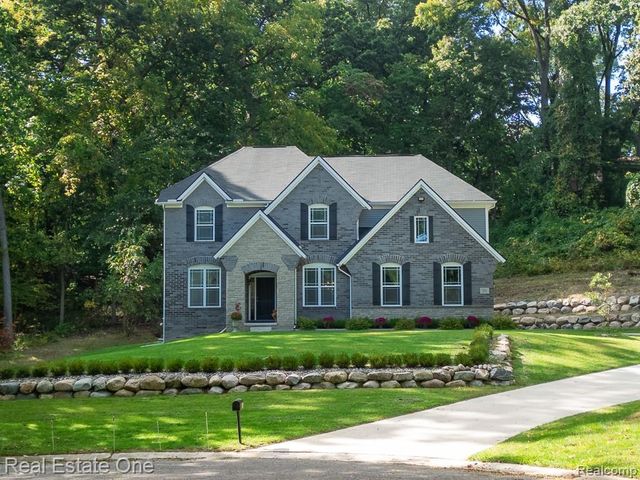 201 Beechview Drive S, Oakland Charter Township, MI 48306