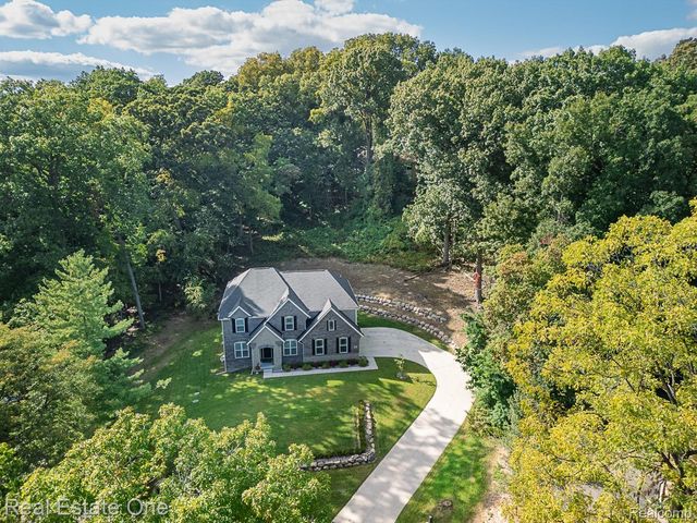 201 Beechview Drive S, Oakland Charter Township, MI 48306