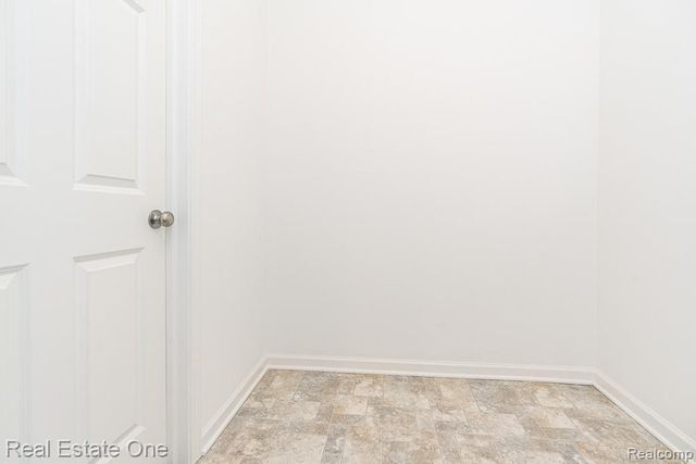 201 Beechview Drive S, Oakland Charter Township, MI 48306