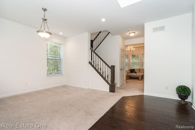 201 Beechview Drive S, Oakland Charter Township, MI 48306