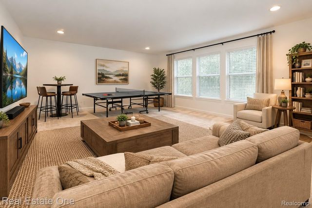 201 Beechview Drive S, Oakland Charter Township, MI 48306