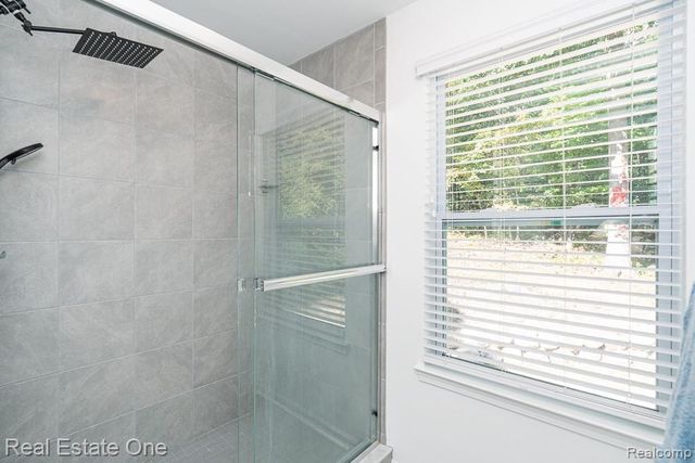 201 Beechview Drive S, Oakland Charter Township, MI 48306