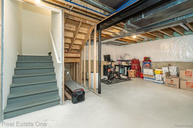201 Beechview Drive S, Oakland Charter Township, MI 48306