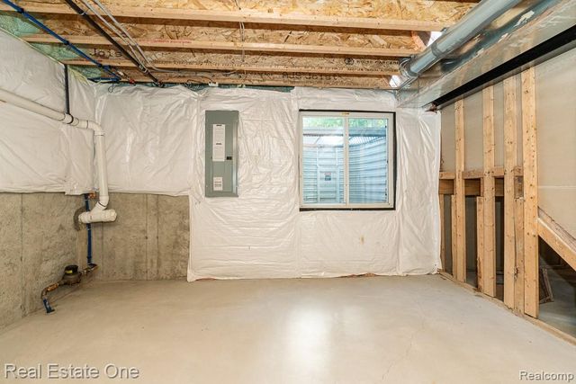 201 Beechview Drive S, Oakland Charter Township, MI 48306