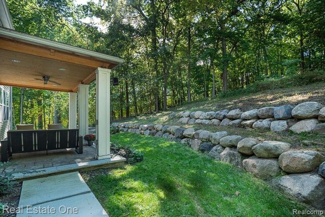 201 Beechview Drive S, Oakland Charter Township, MI 48306