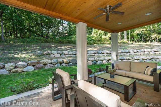 201 Beechview Drive S, Oakland Charter Township, MI 48306