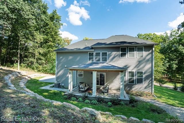 201 Beechview Drive S, Oakland Charter Township, MI 48306