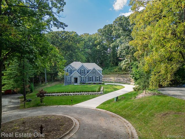 201 Beechview Drive S, Oakland Charter Township, MI 48306