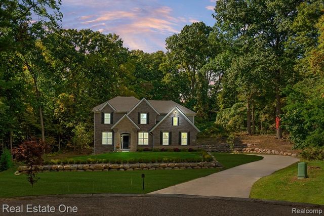 201 Beechview Drive S, Oakland Charter Township, MI 48306