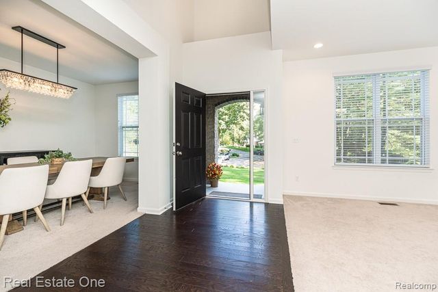 201 Beechview Drive S, Oakland Charter Township, MI 48306