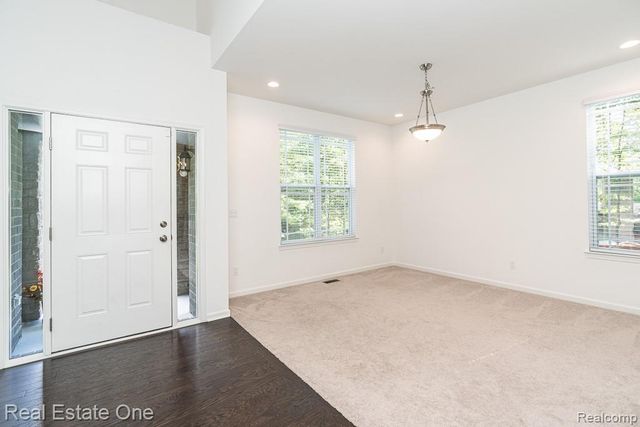 201 Beechview Drive S, Oakland Charter Township, MI 48306