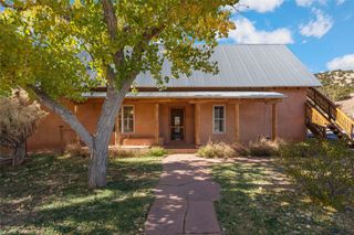 67 Los Hornos Road, Lamy, NM 87540