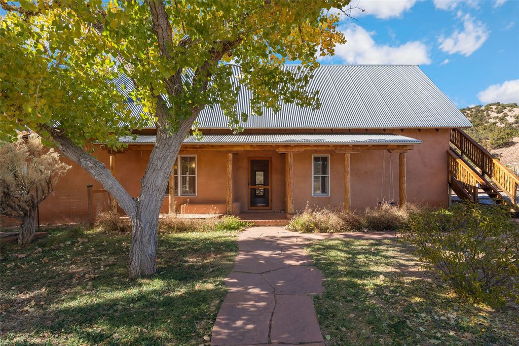 67 Los Hornos Road, Lamy, NM 87540