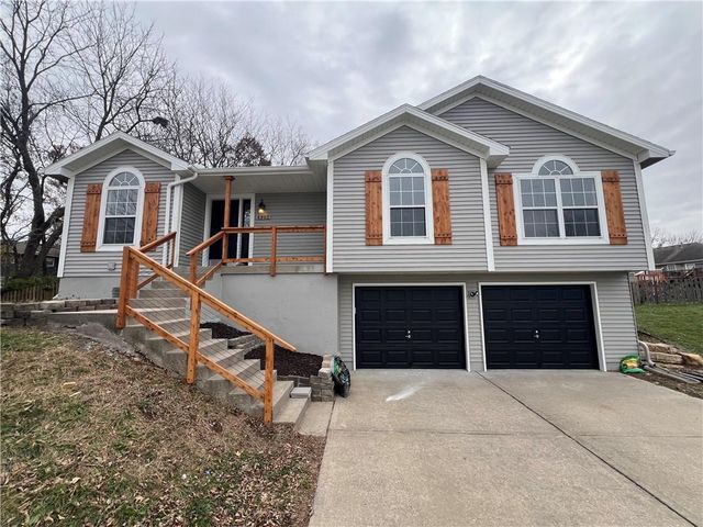 4902 NW Nantucket Drive, Blue Springs, MO 64015