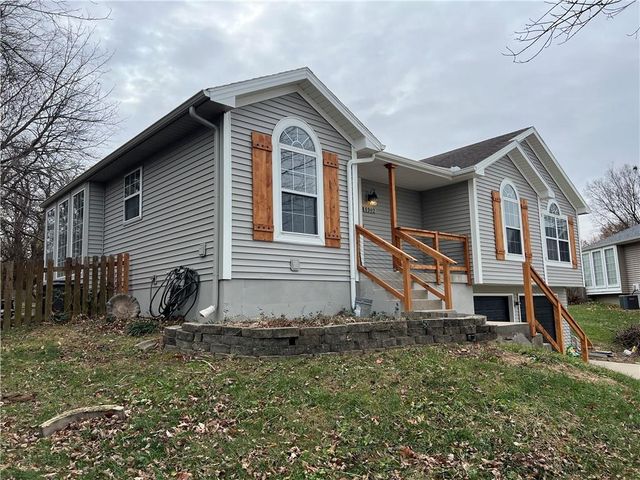 4902 NW Nantucket Drive, Blue Springs, MO 64015