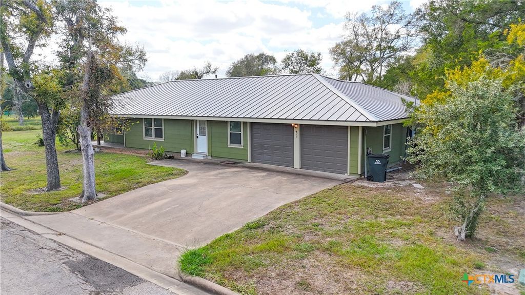 Image 1 of property listing at 911 Depot Street, El Campo, TX 77437