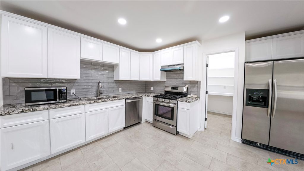 Image 2 of property listing at 911 Depot Street, El Campo, TX 77437