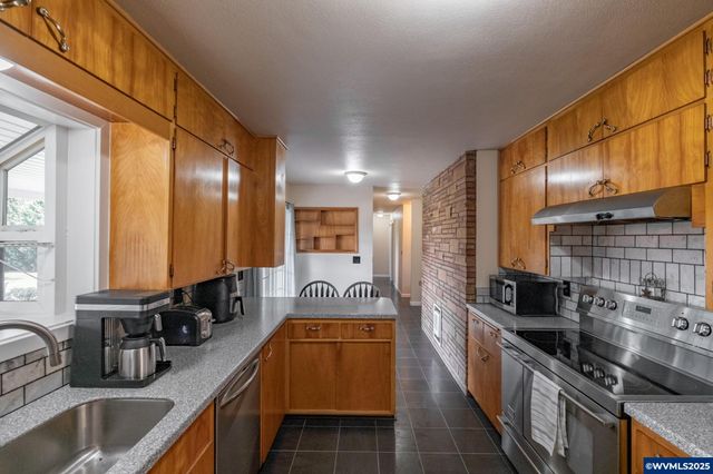 38225 Mount Hope Dr, Lebanon, OR 97355