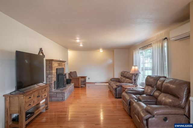 38225 Mount Hope Dr, Lebanon, OR 97355