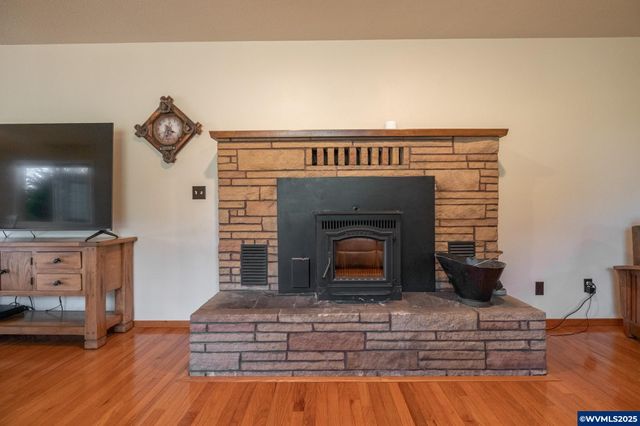 38225 Mount Hope Dr, Lebanon, OR 97355