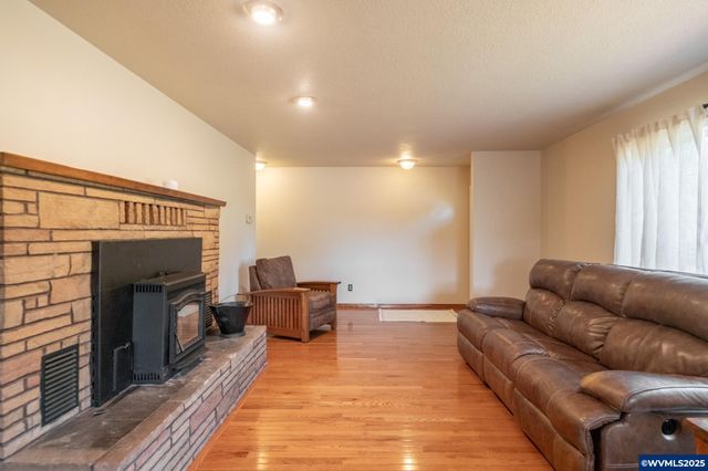 38225 Mount Hope Dr, Lebanon, OR 97355