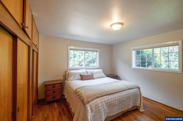 38225 Mount Hope Dr, Lebanon, OR 97355