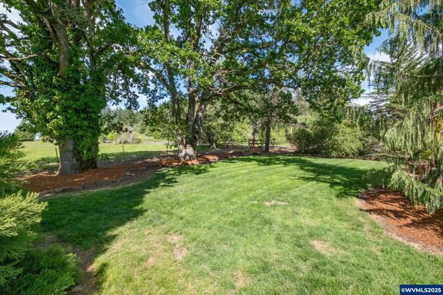 38225 Mount Hope Dr, Lebanon, OR 97355