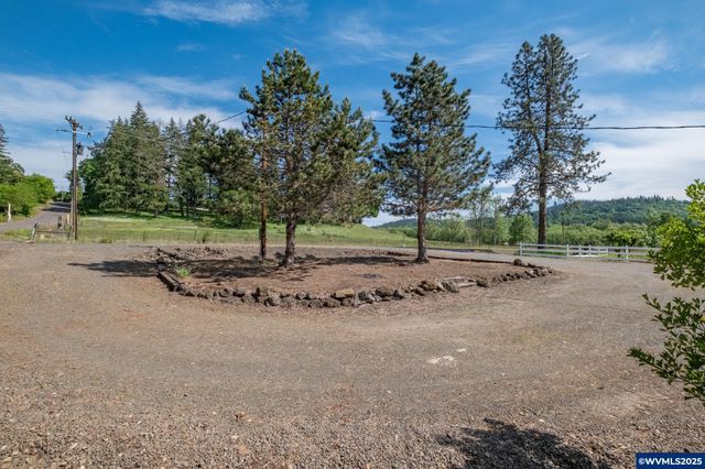 38225 Mount Hope Dr, Lebanon, OR 97355