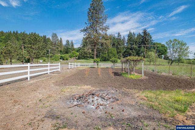 38225 Mount Hope Dr, Lebanon, OR 97355