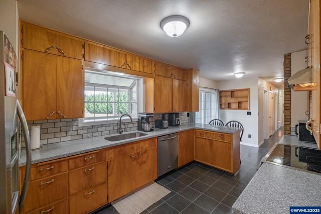 38225 Mount Hope Dr, Lebanon, OR 97355