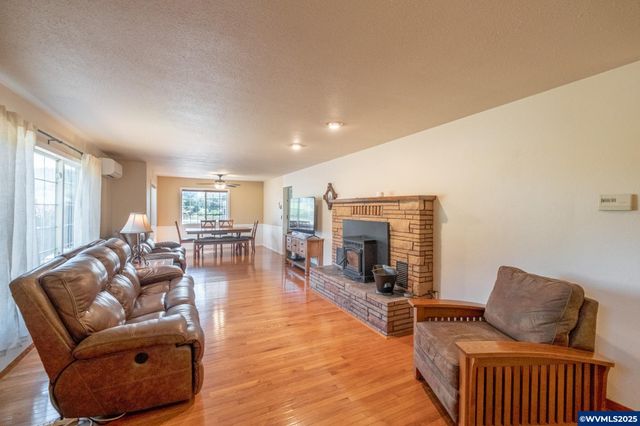 38225 Mount Hope Dr, Lebanon, OR 97355