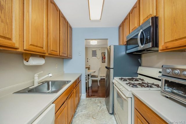 596 Broadway 15A, Lynbrook, NY 11563