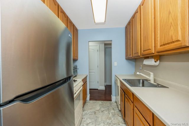596 Broadway 15A, Lynbrook, NY 11563