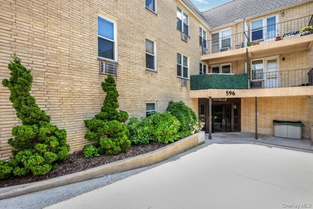 596 Broadway 15A, Lynbrook, NY 11563