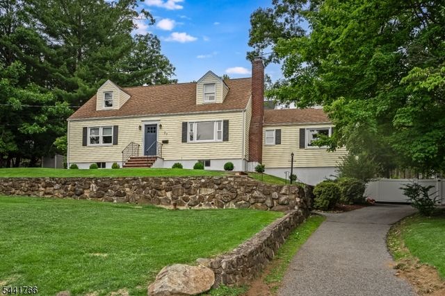 27 Dogwood Rd, Morris Plains Boro, NJ 07950
