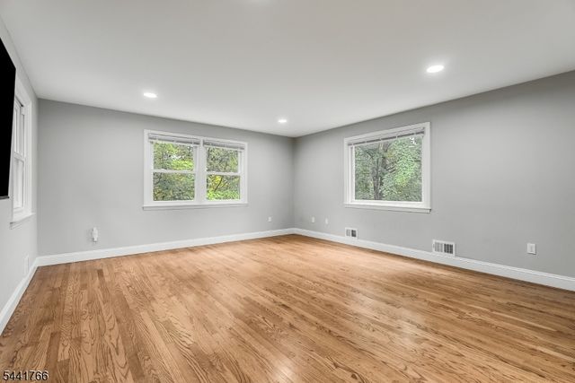 27 Dogwood Rd, Morris Plains Boro, NJ 07950