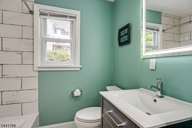 27 Dogwood Rd, Morris Plains Boro, NJ 07950
