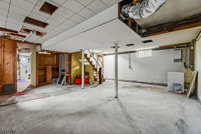 27 Dogwood Rd, Morris Plains Boro, NJ 07950
